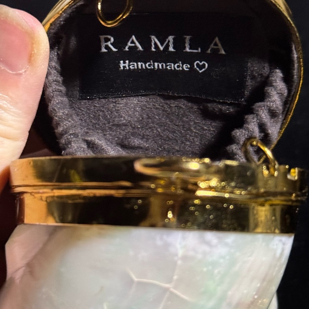 Coquillage by Ramla, purse that is red carpet ready.  Current style ! - Picture 9 of 11